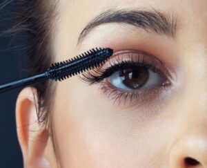 Allergie au maquillage des yeux ? La cause est souvent le mascara !