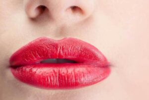 L'allergie au rouge à lèvres, qu'est-ce que c'est et comment elle se manifeste ?